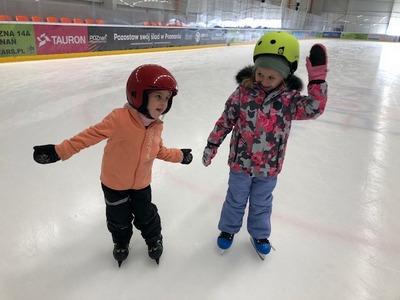 AKP na lodowisku - zdjęcie dwójki dzieci na lodowisku
