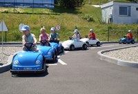 Dzieciaki kierują samochodami podczas Akcji Lato 2015