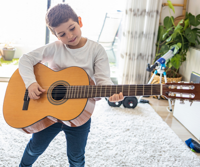 Koncert "Jesienne dźwięki" w obiektywie - chłopiec grający na gitarze